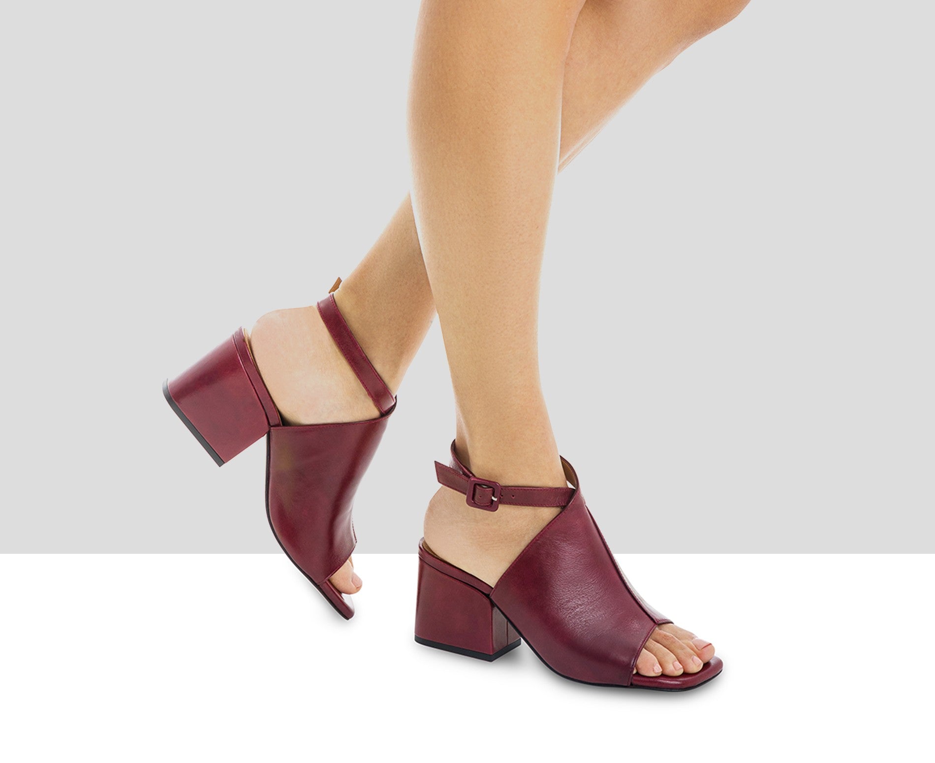 Sandalia de mujer en piel con tacón medio. Lilian