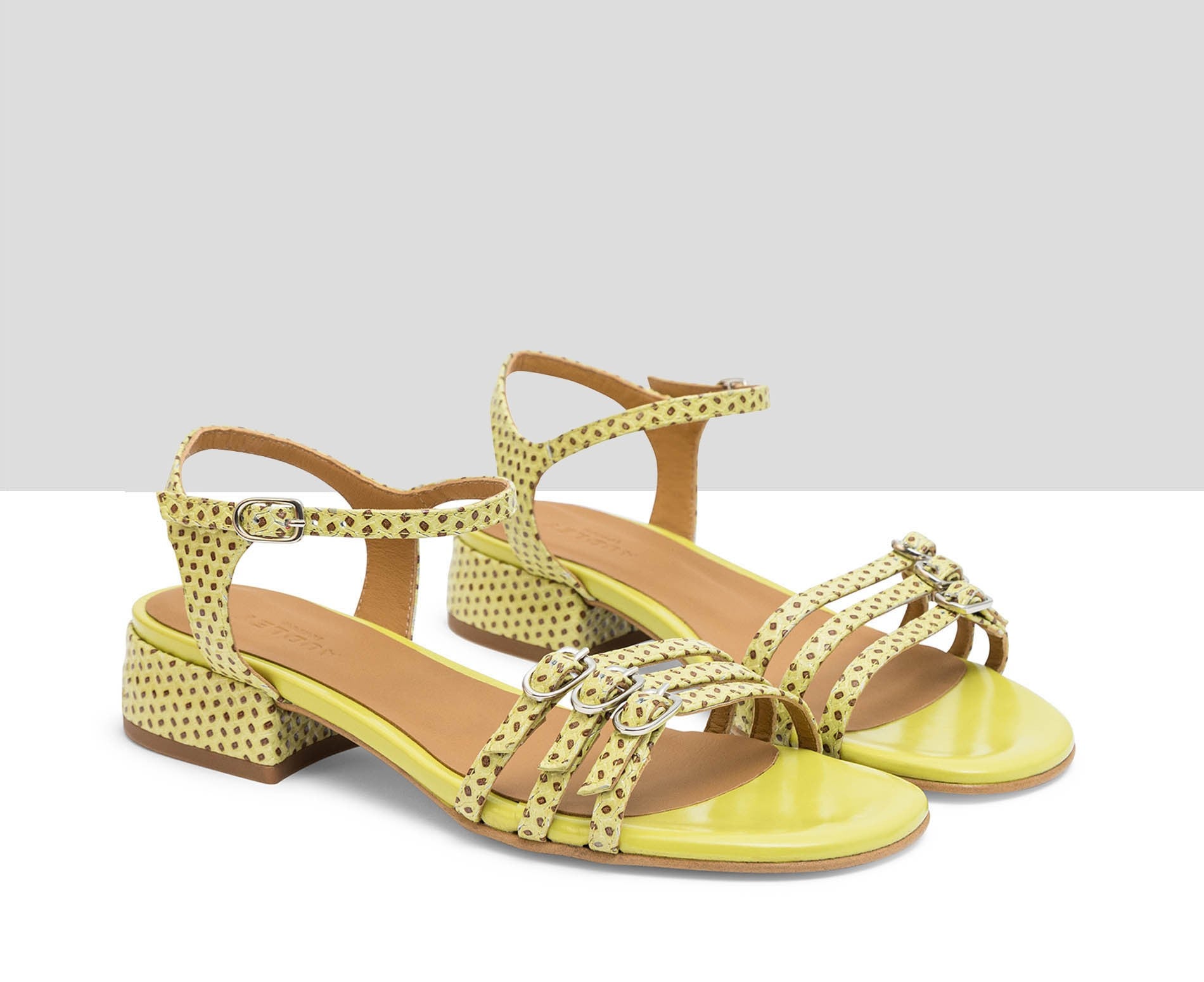 Sandalo da donna in pelle con tacco basso. Jizel