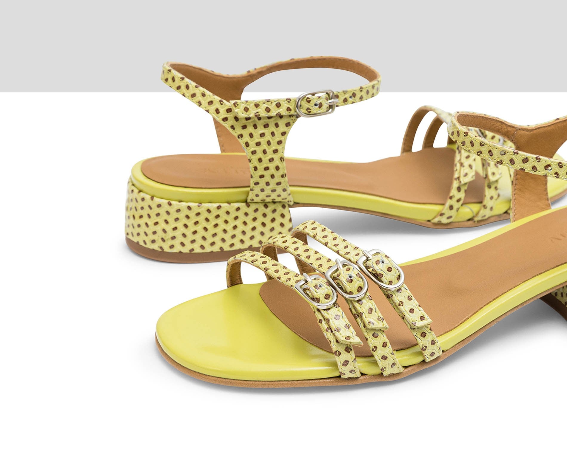 Sandalo da donna in pelle con tacco basso. Jizel