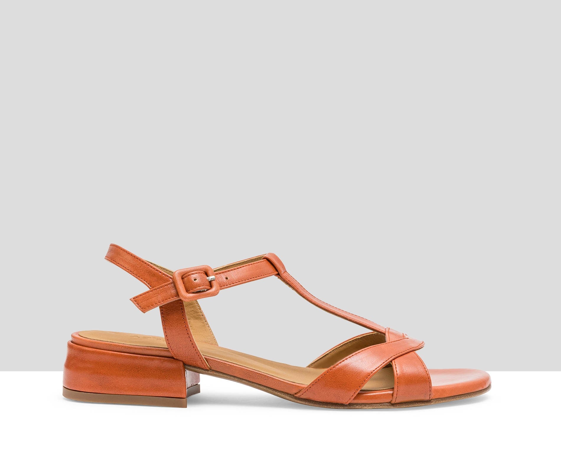 Women's leather sandal with a low heel. Lyra