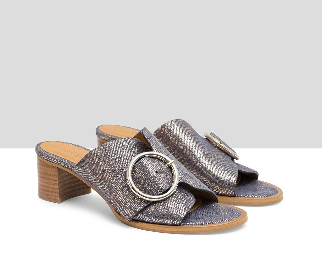 Sandalo da donna in pelle con tacco medio. Laia