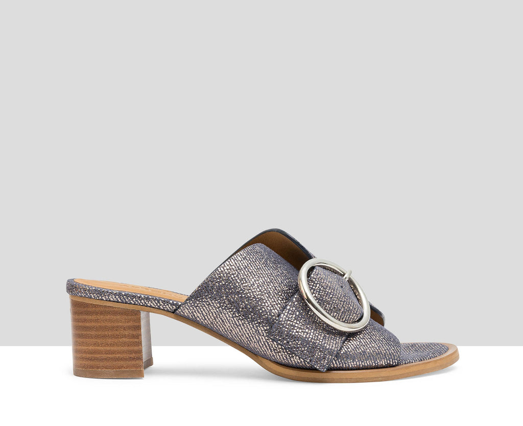 Sandalo da donna in pelle con tacco medio. Laia