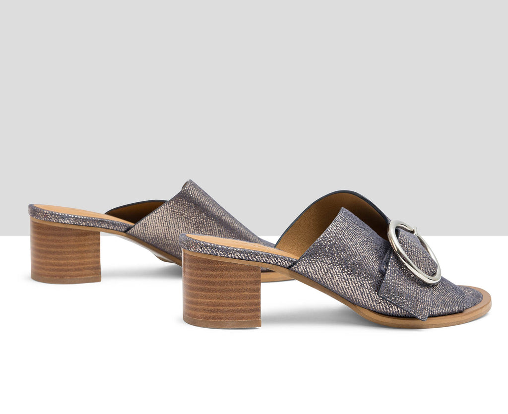 Sandalo da donna in pelle con tacco medio. Laia