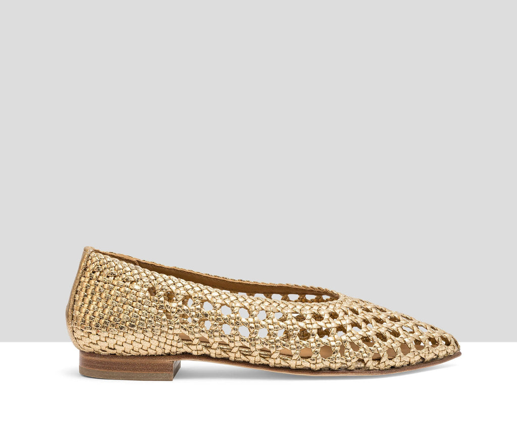 Women's leather shoe with a low heel. Leydi