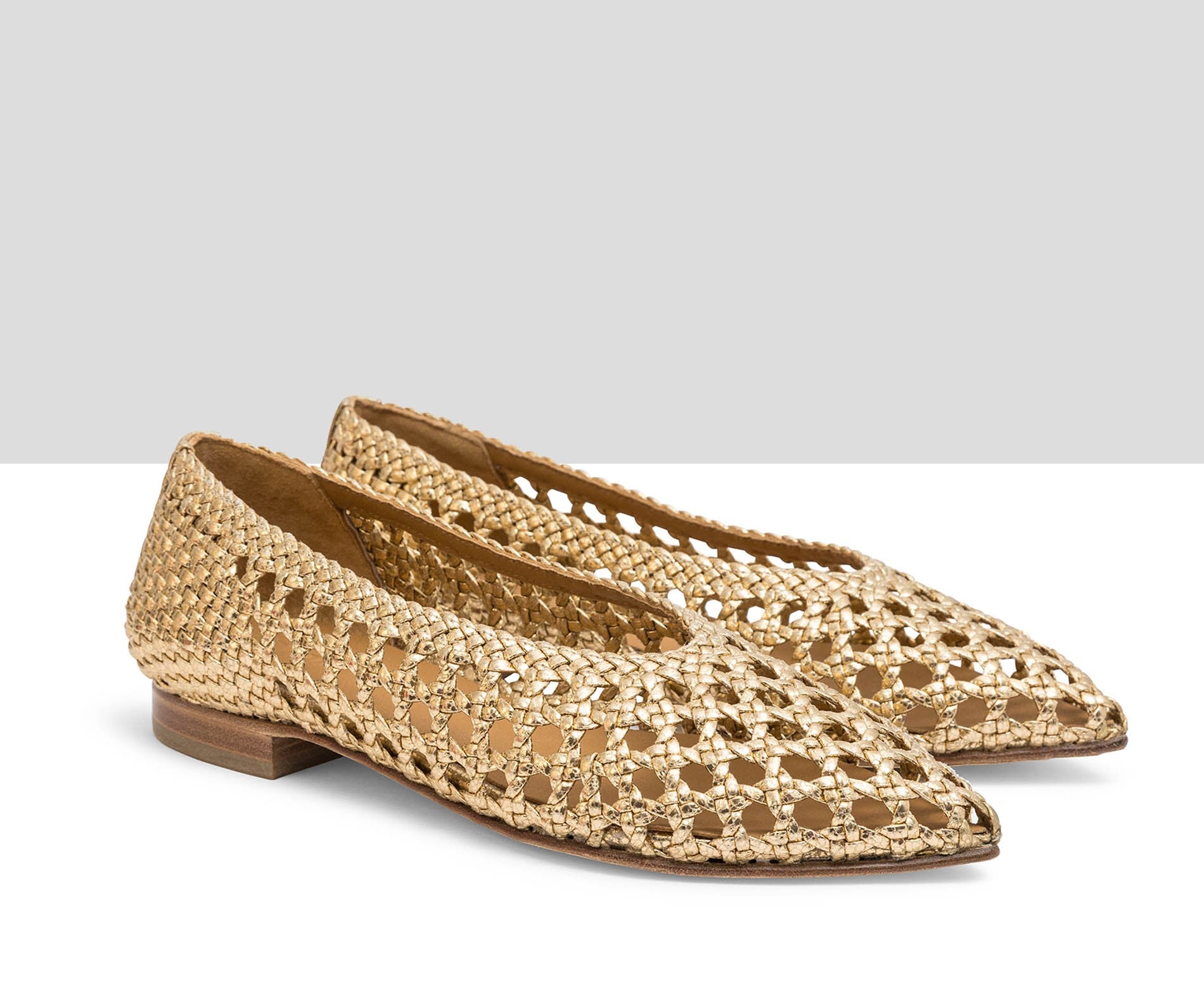 Zapato de mujer en piel con tacón bajo. Leydi