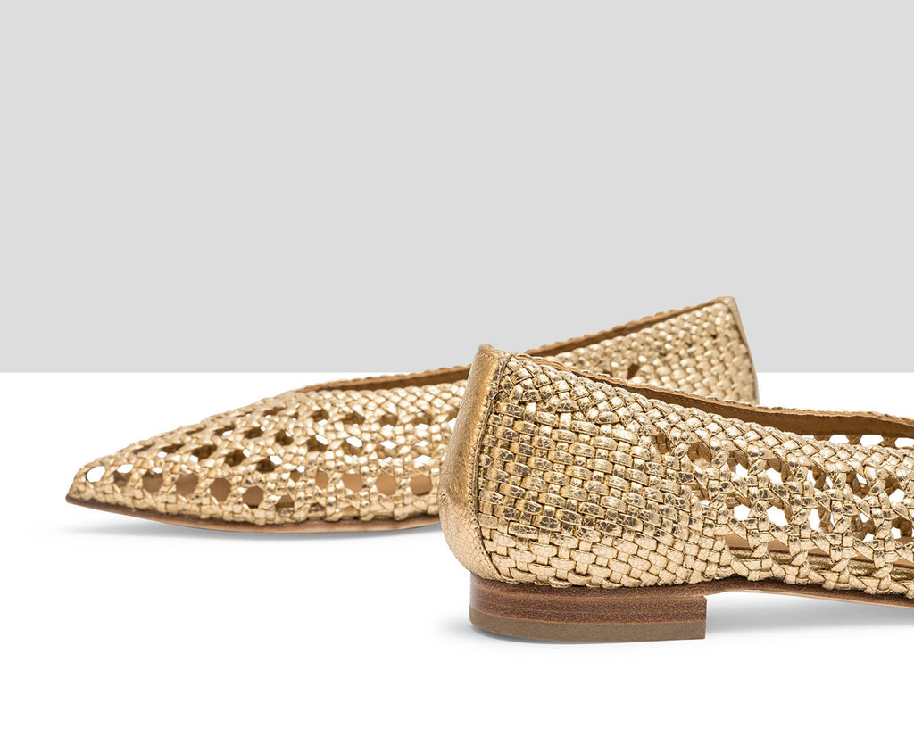 Women's leather shoe with a low heel. Leydi