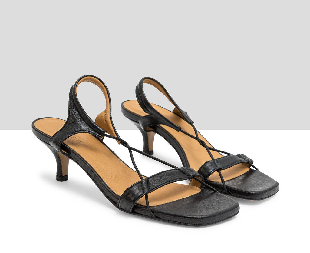 Sandalia de mujer en piel con tacón medio. Lujan