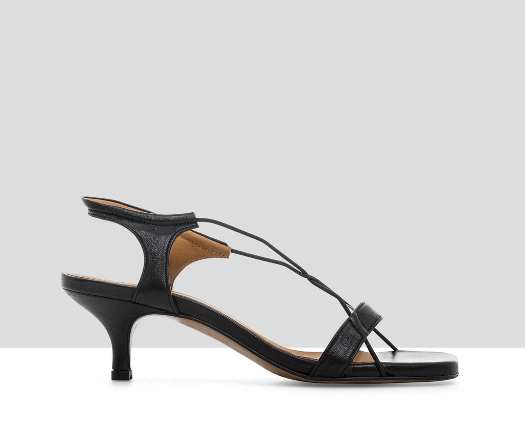 Sandalia de mujer en piel con tacón medio. Lujan