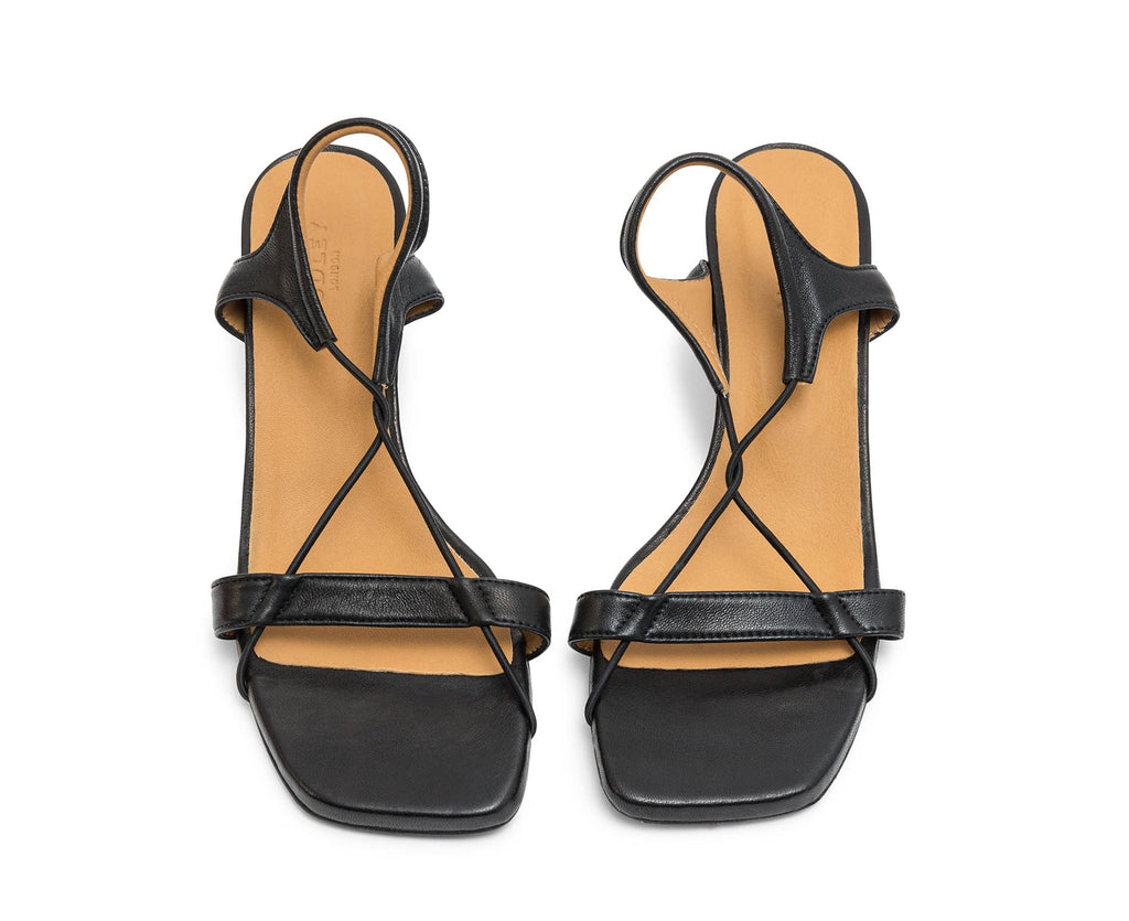 Sandalia de mujer en piel con tacón medio. Lujan