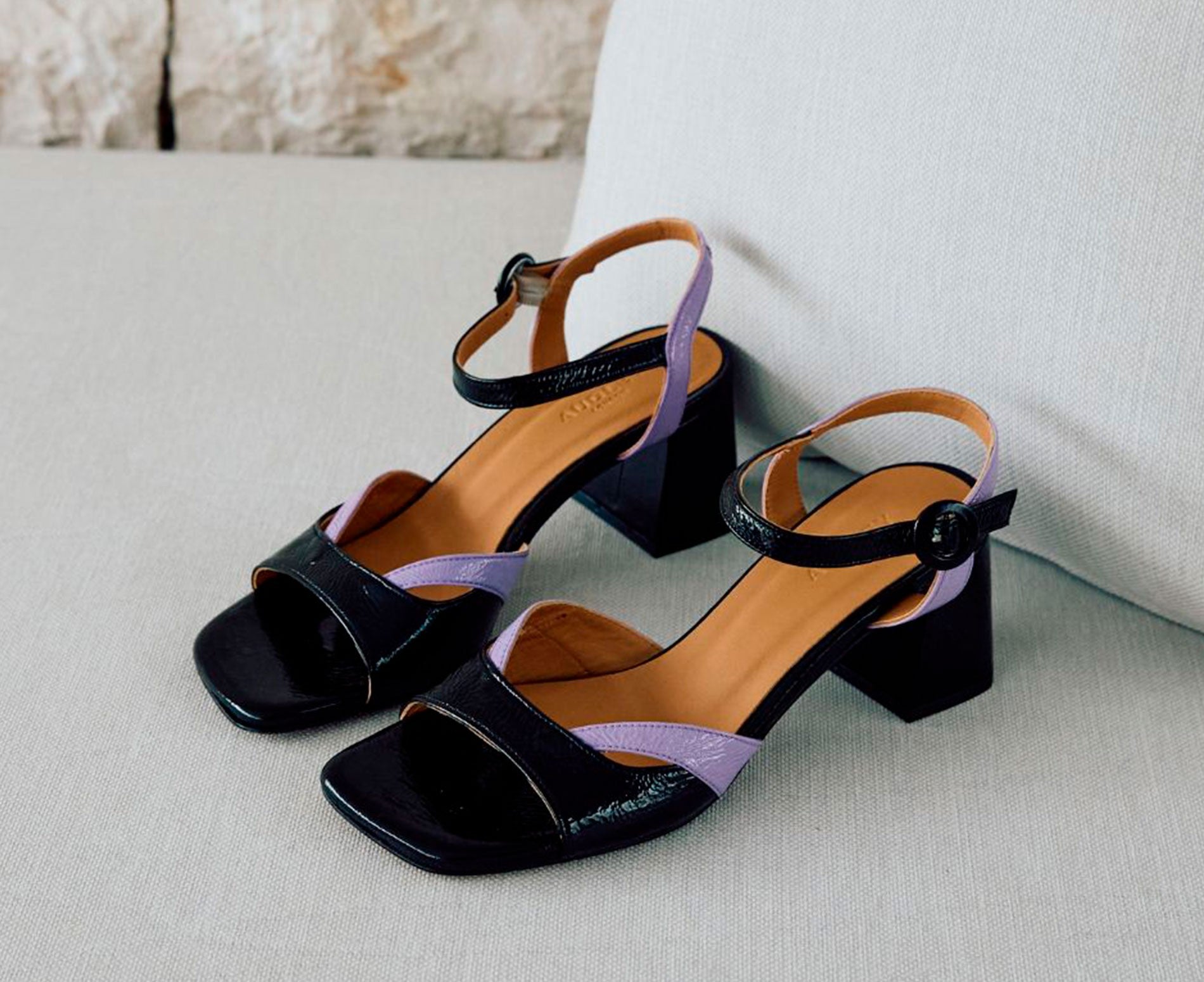 Sandalia de mujer en piel con tacón medio. Luana