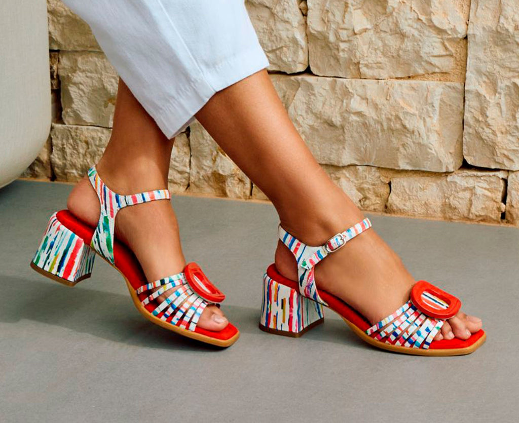 Sandalia de mujer en piel con tacón medio. Lluvia