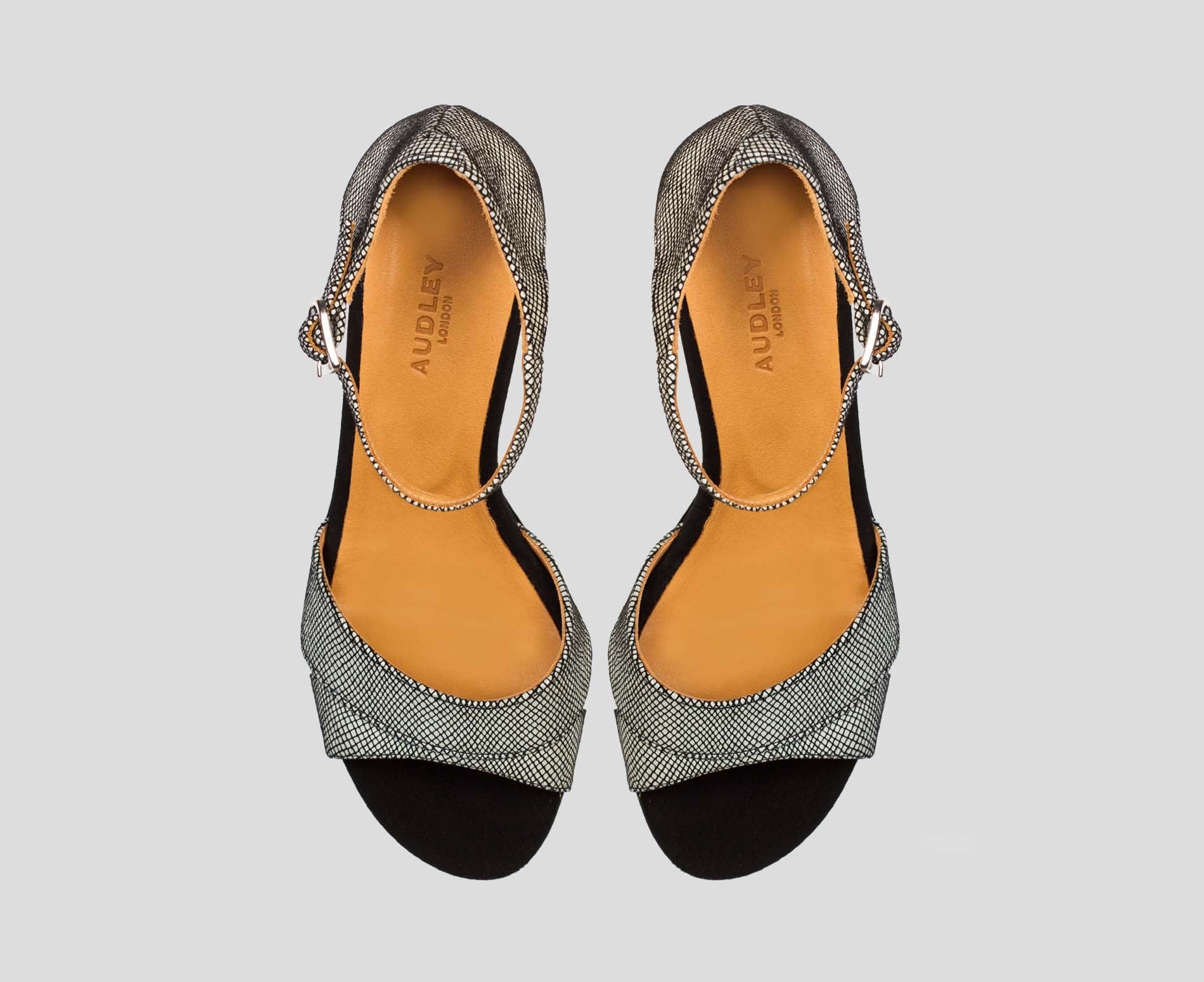 Sandalia de mujer en piel con tacón medio. Bento