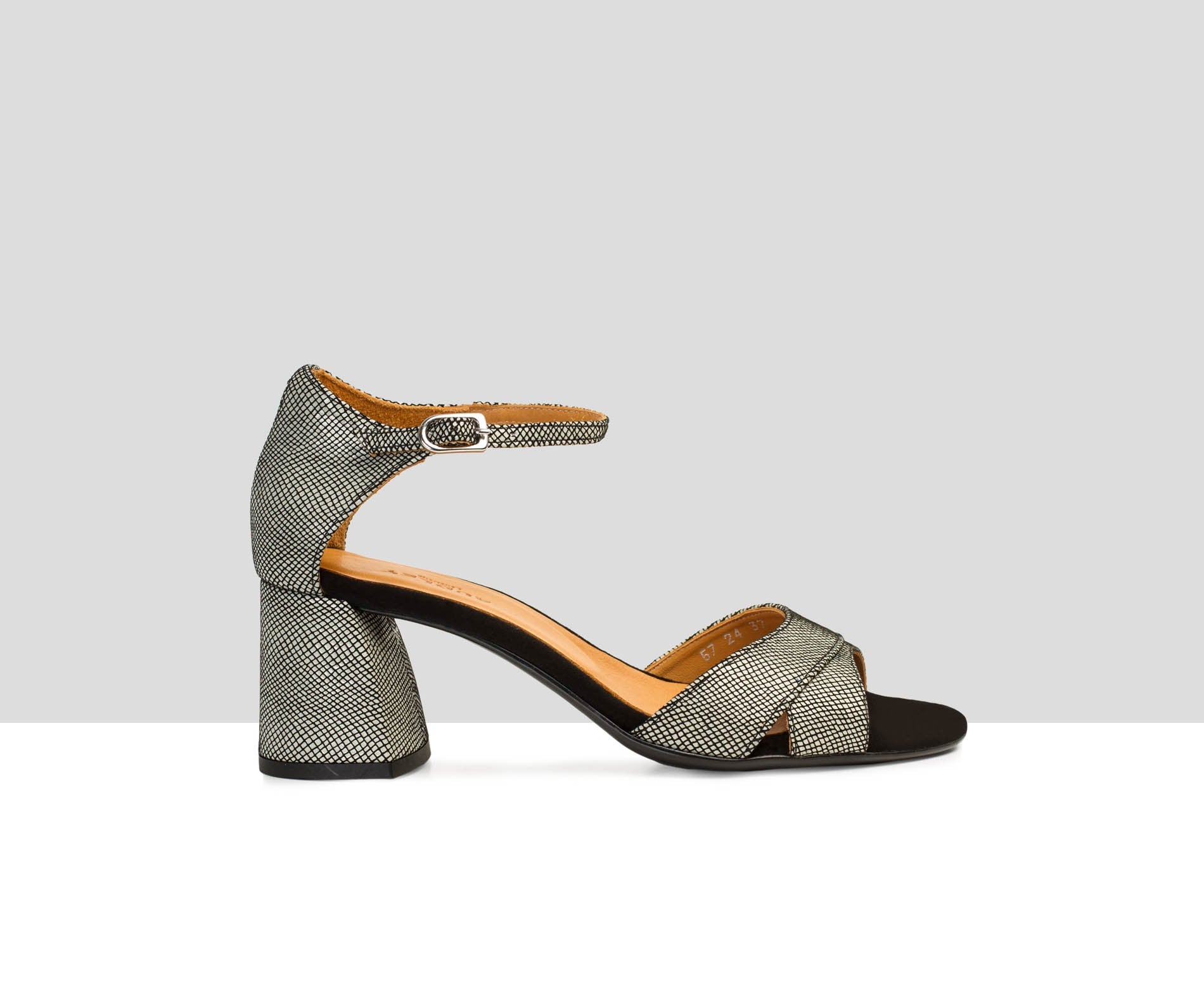 Sandalia de mujer en piel con tacón medio. Bento