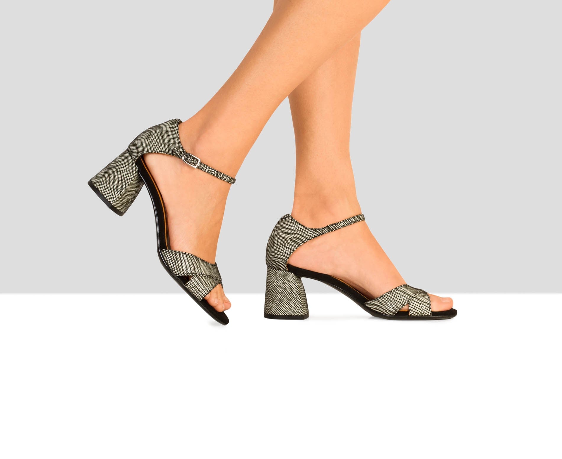 Sandalia de mujer en piel con tacón medio. Bento