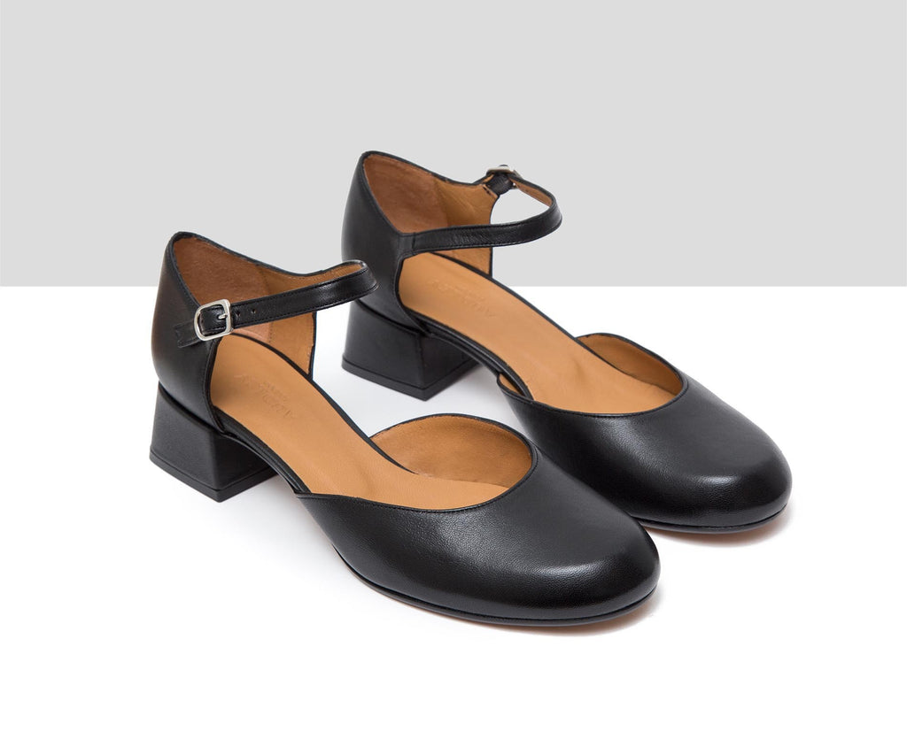 Scarpa da donna in pelle con tacco medio. Lyn