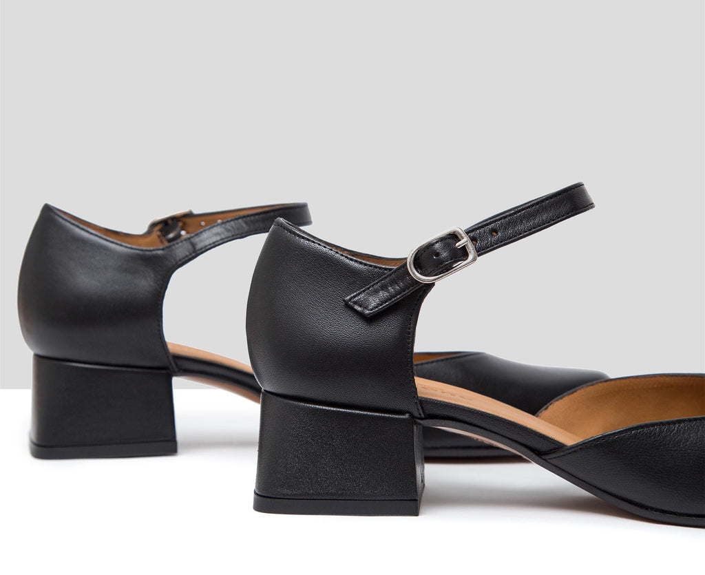 Scarpa da donna in pelle con tacco medio. Lyn