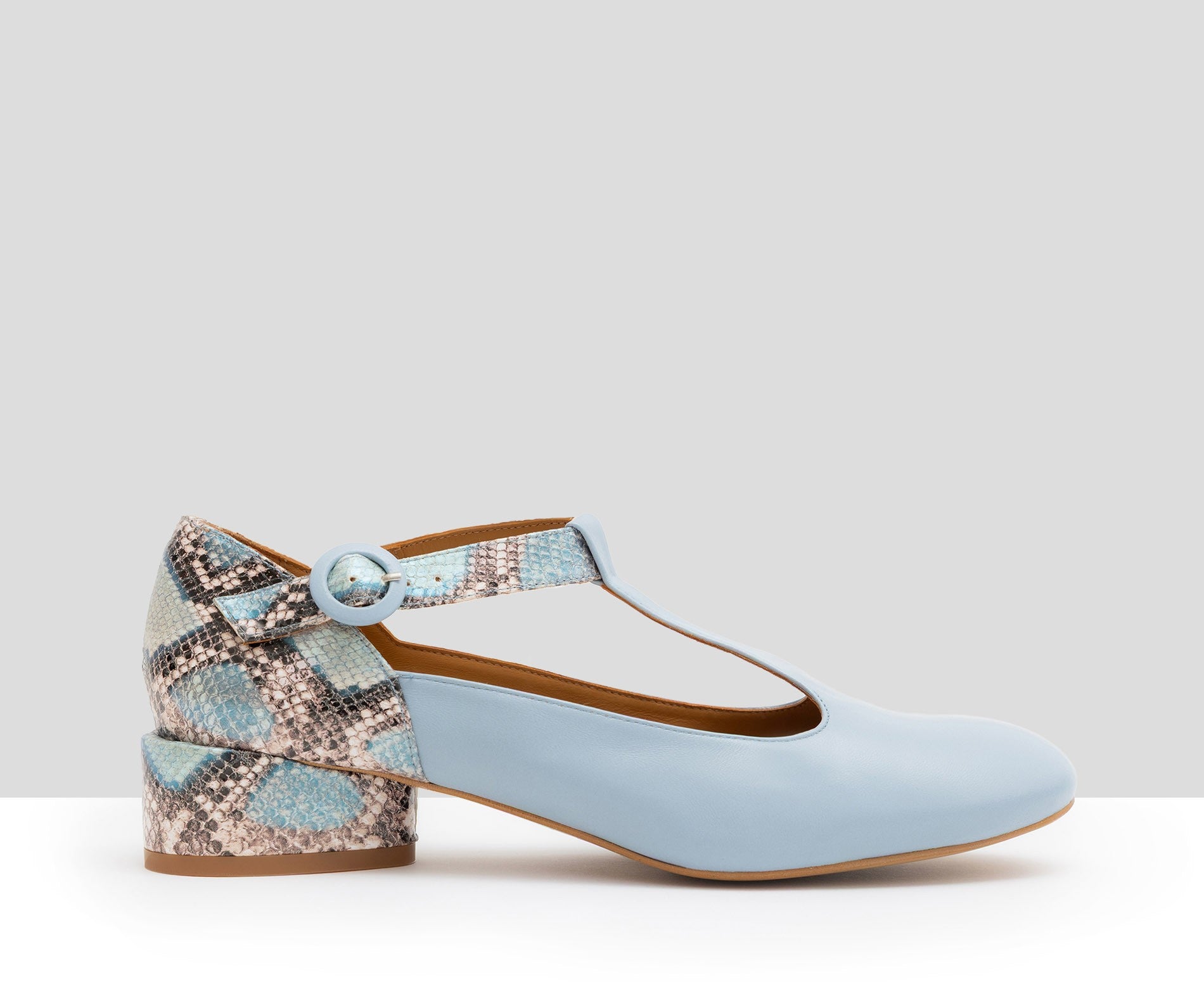 Scarpa da donna in pelle con tacco basso. Linara