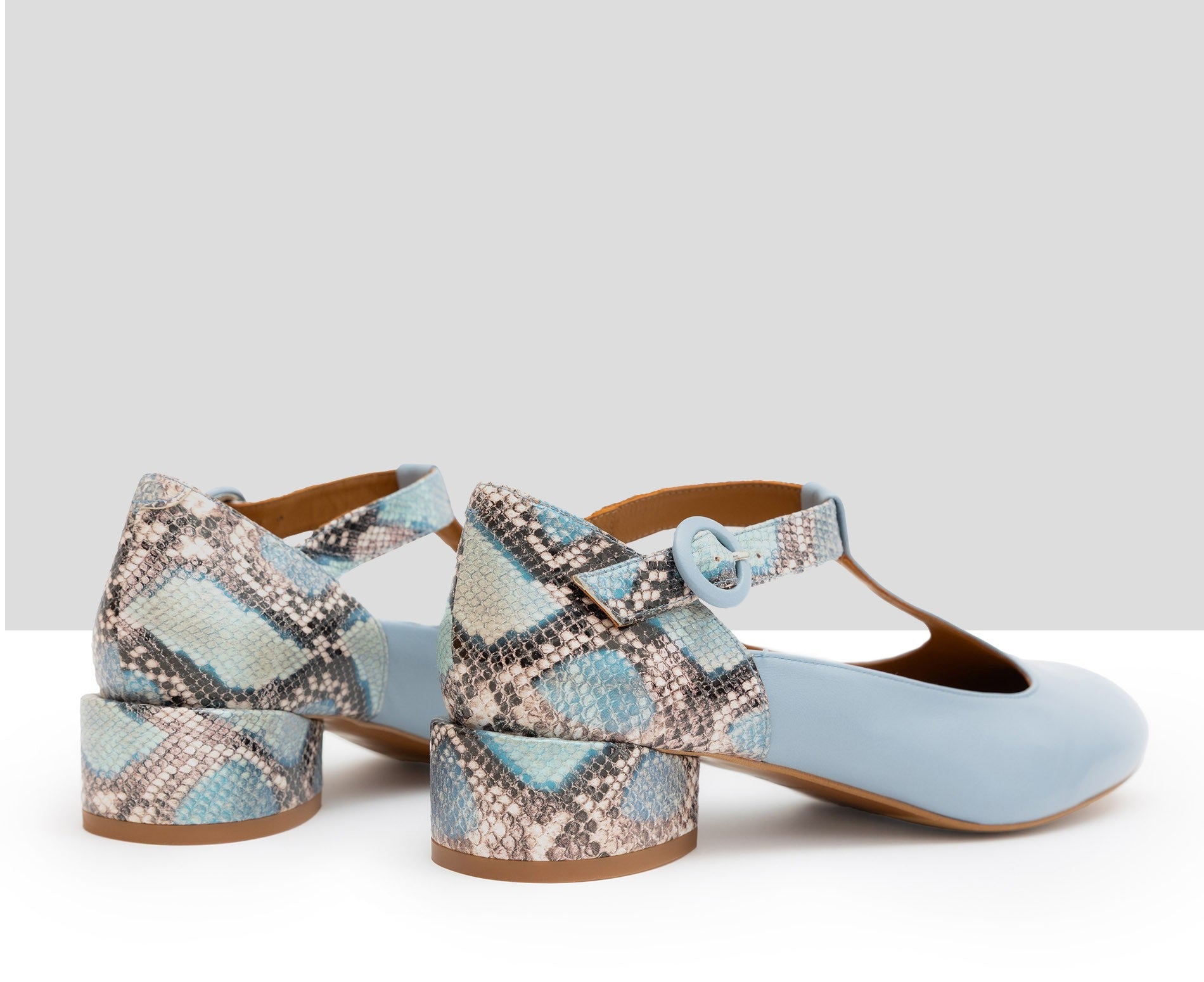 Scarpa da donna in pelle con tacco basso. Linara