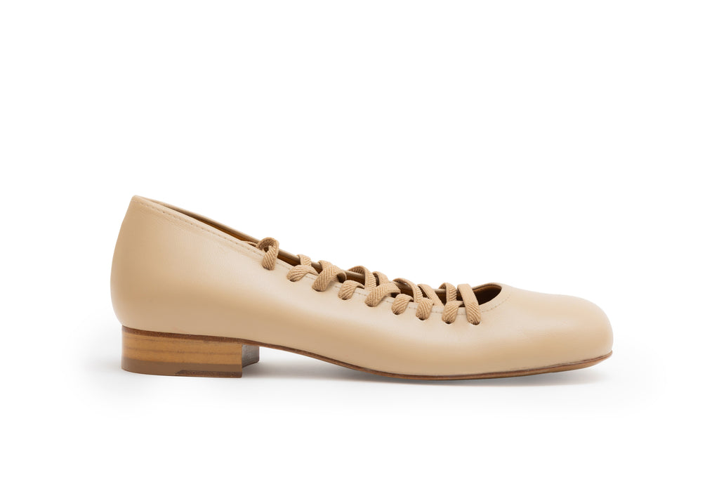 Women's leather shoe with a low heel. Lorian