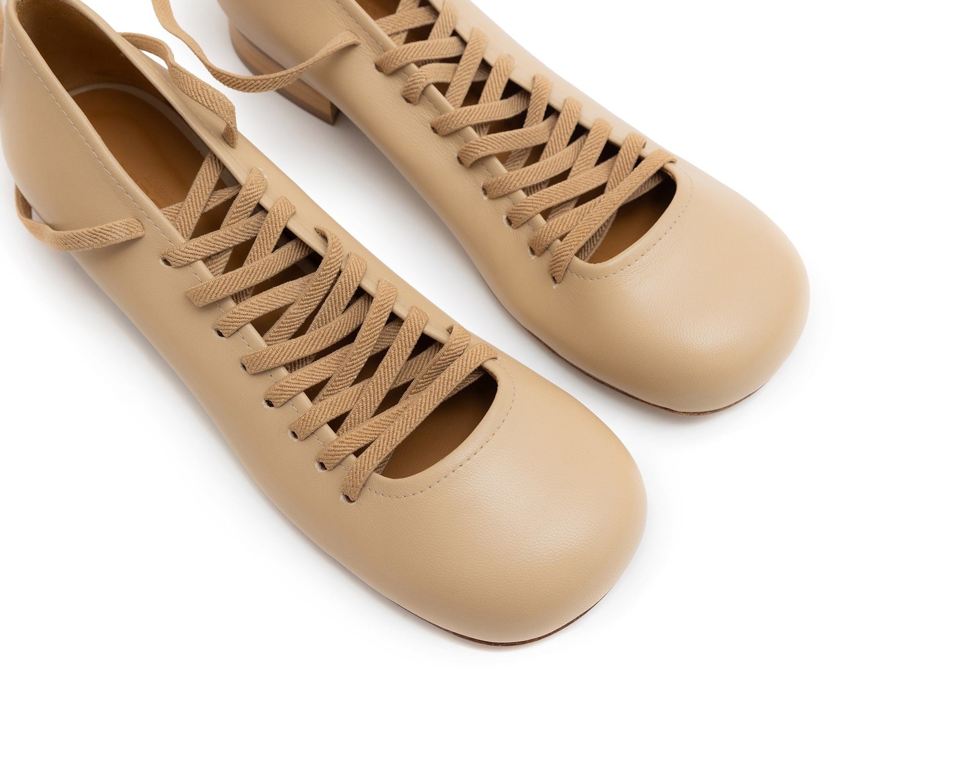 Scarpa da donna in pelle con tacco basso. Lorian