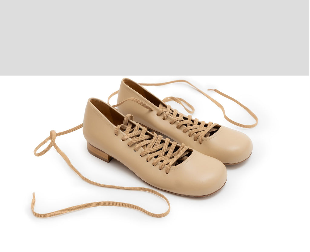 Women's leather shoe with a low heel. Lorian