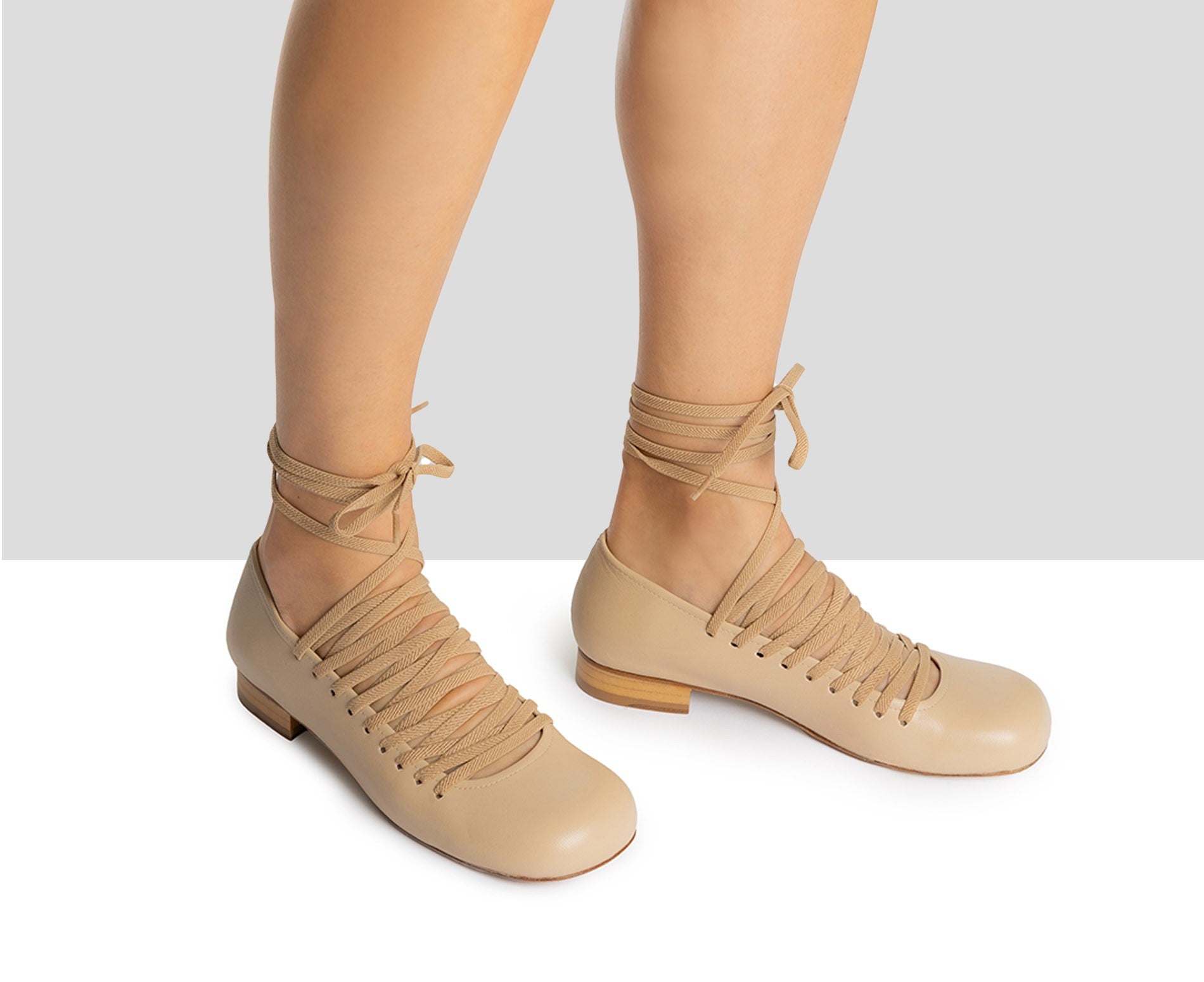 Women's leather shoe with a low heel. Lorian