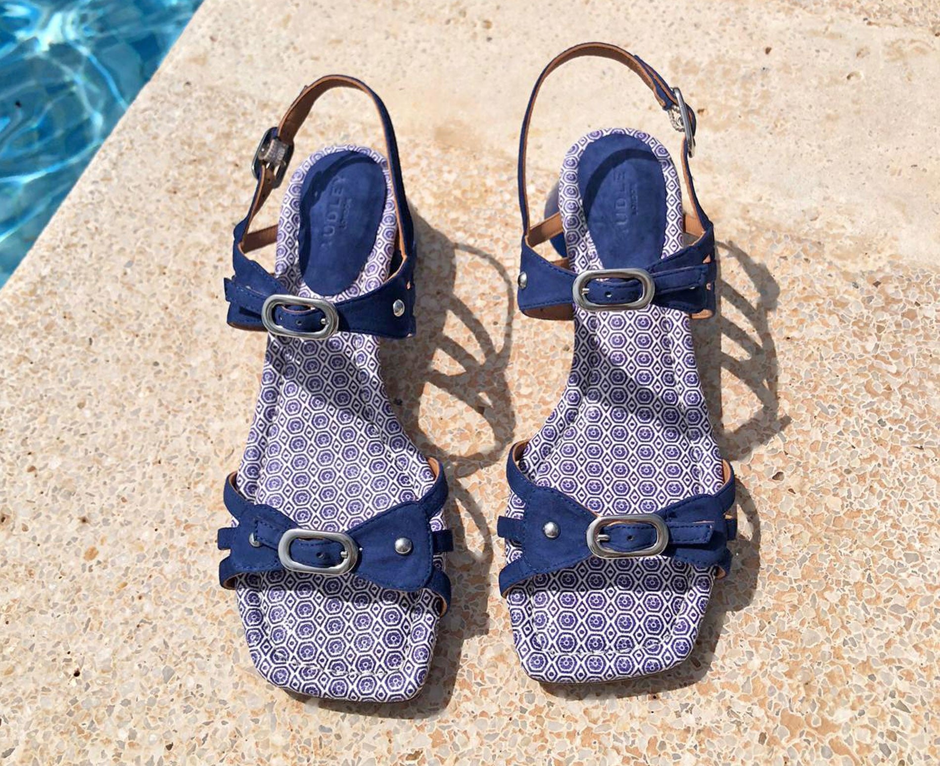 Sandalia de mujer en piel con tacón medio. Ling