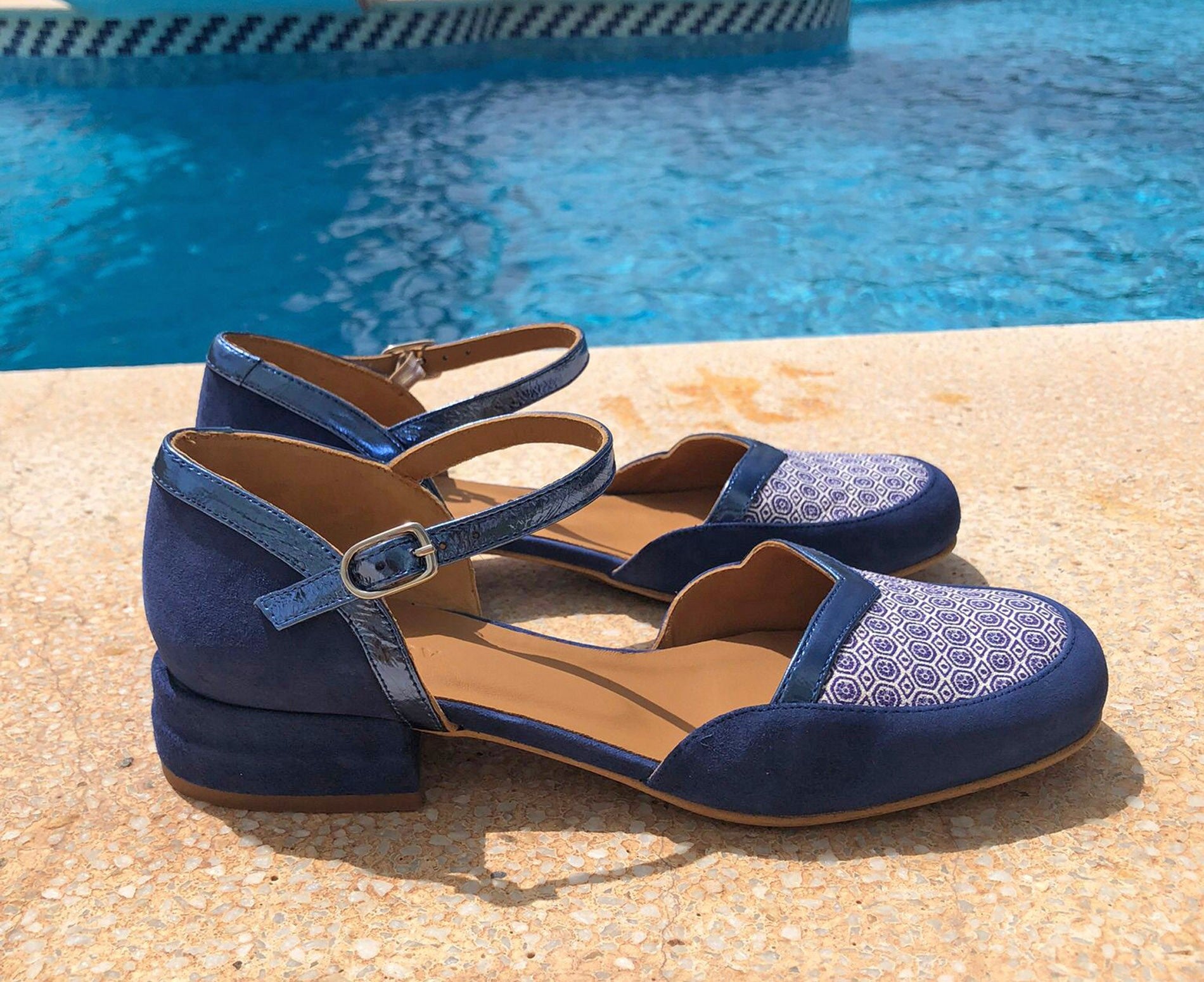 Zapato de mujer en piel con tacón bajo. Lina