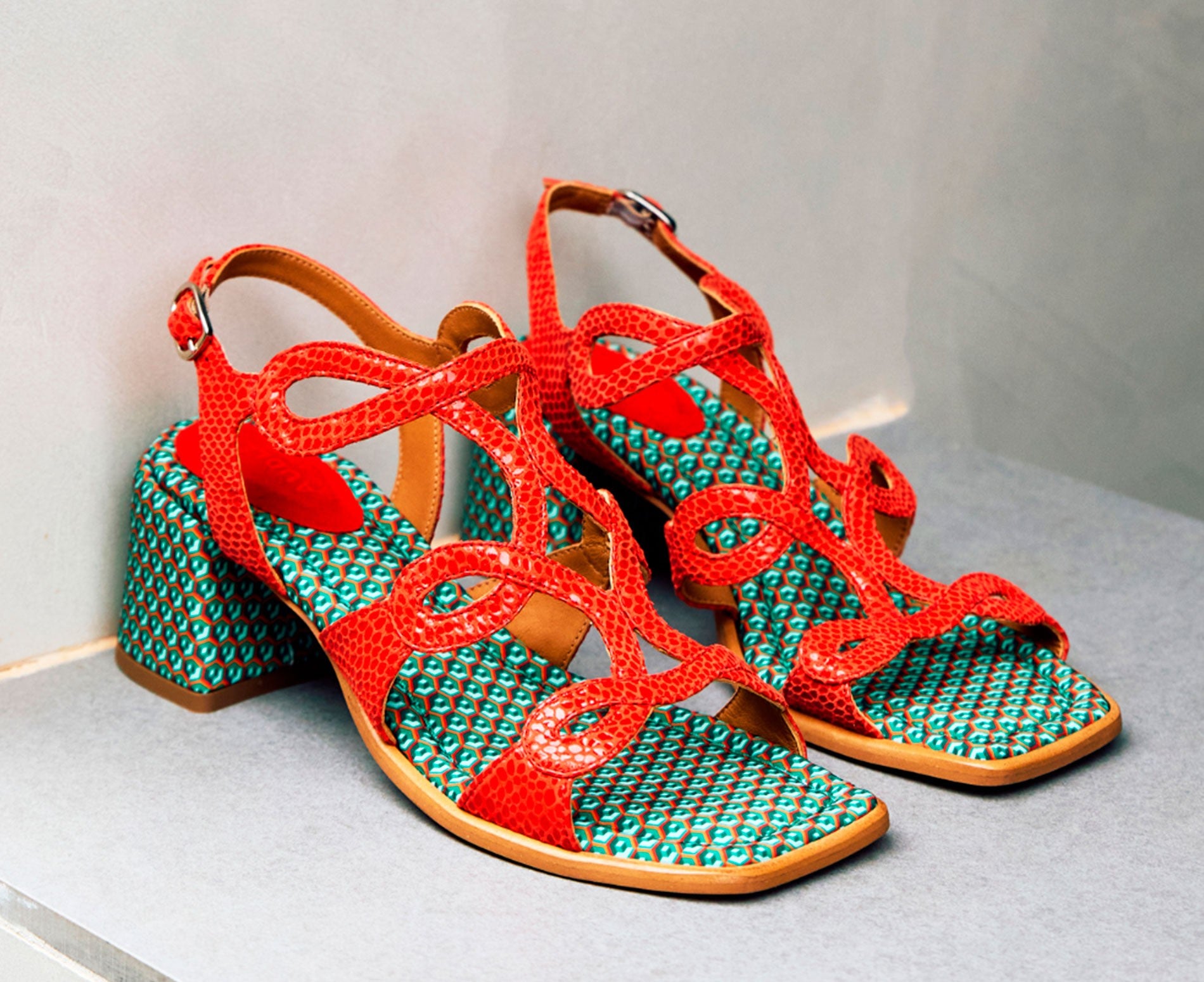 Sandalia de mujer en piel con tacón medio. Leire