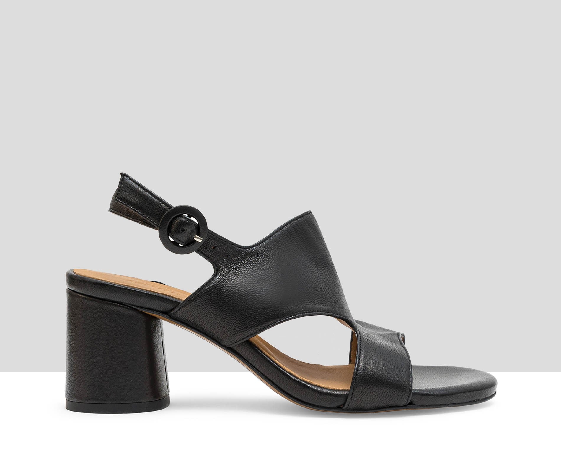 Sandalia de mujer en piel con tacón medio. Laury