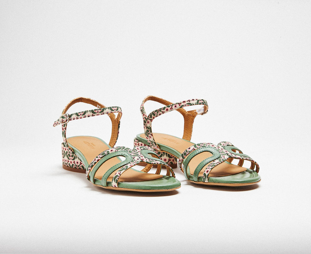 Sandalia de mujer en piel con tacón medio. Lior