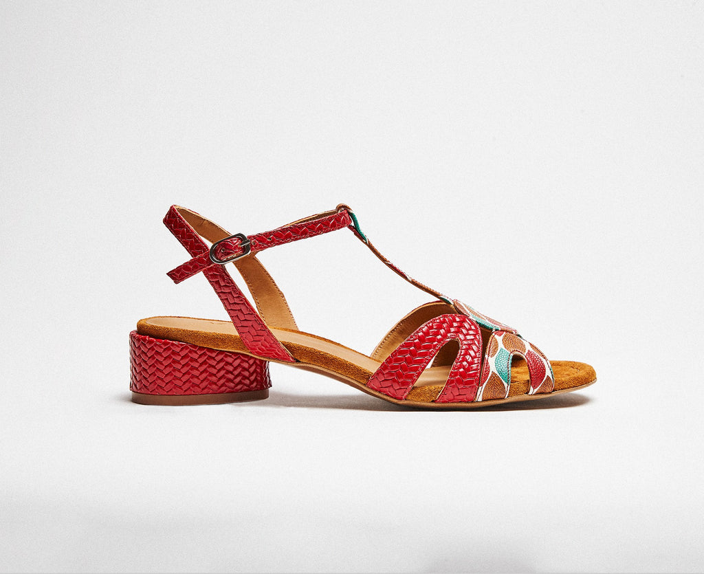 Sandalo da donna in pelle con tacco medio. Lyric