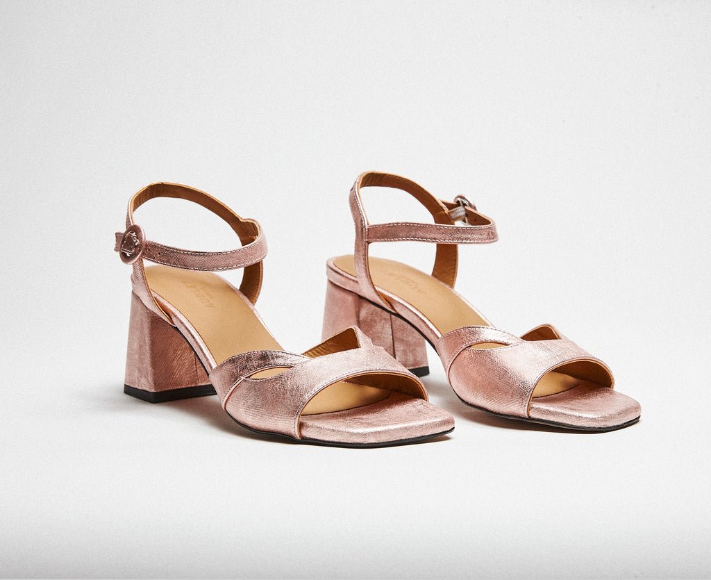 Sandalo da donna in pelle con tacco medio. Lyssa