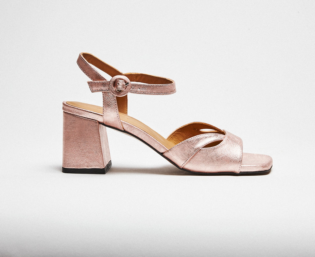 Sandalo da donna in pelle con tacco medio. Lyssa