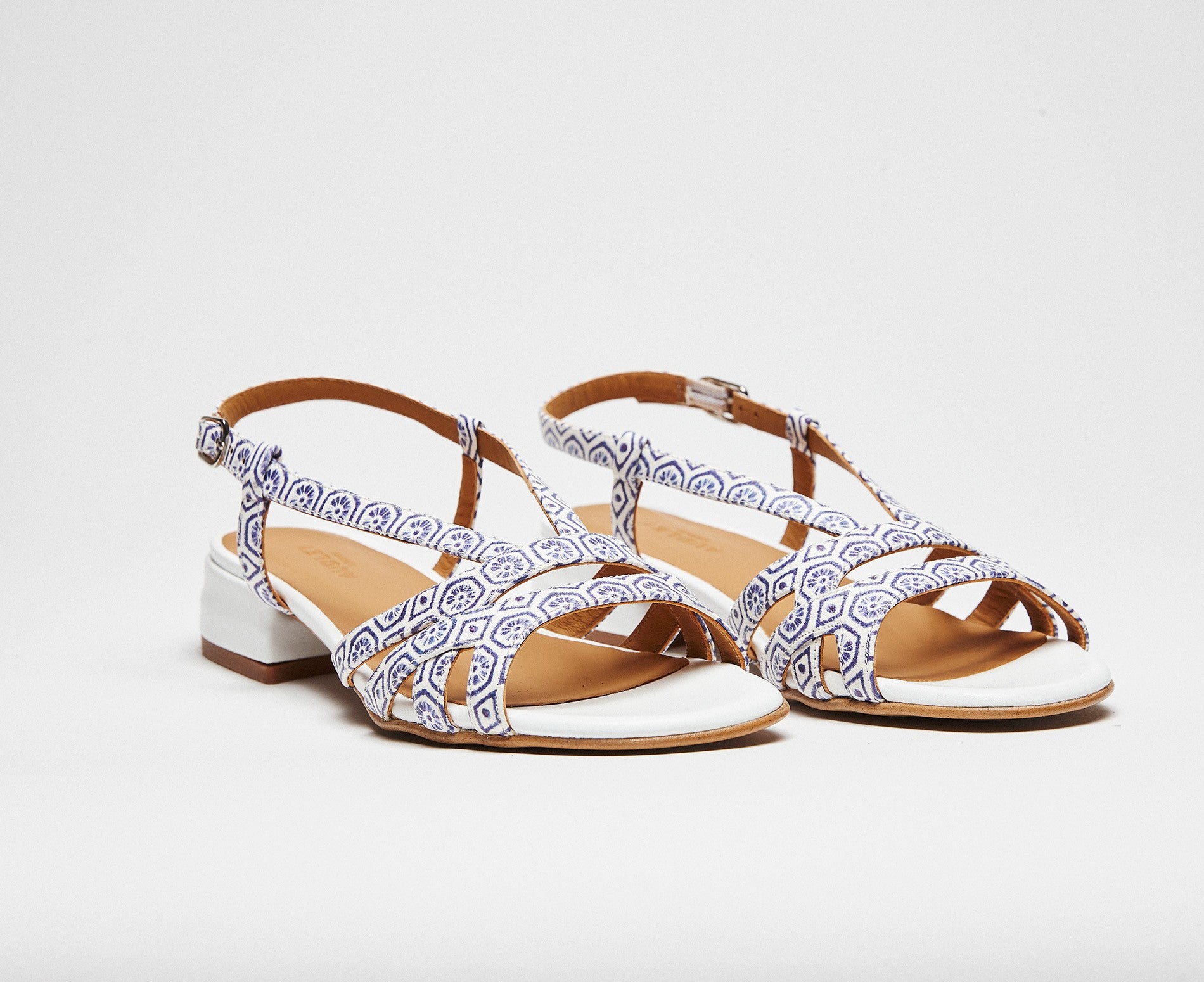 Sandalia de mujer en piel con tacón bajo. Lana