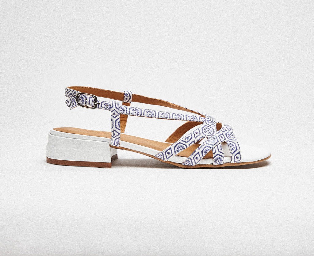 Sandalia de mujer en piel con tacón bajo. Lana