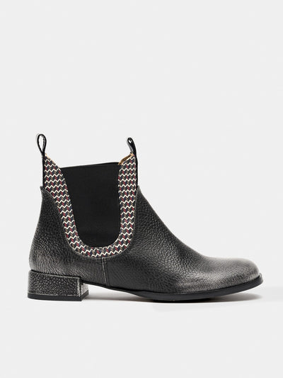 Women's leather ankle boots with a low heel. Majo