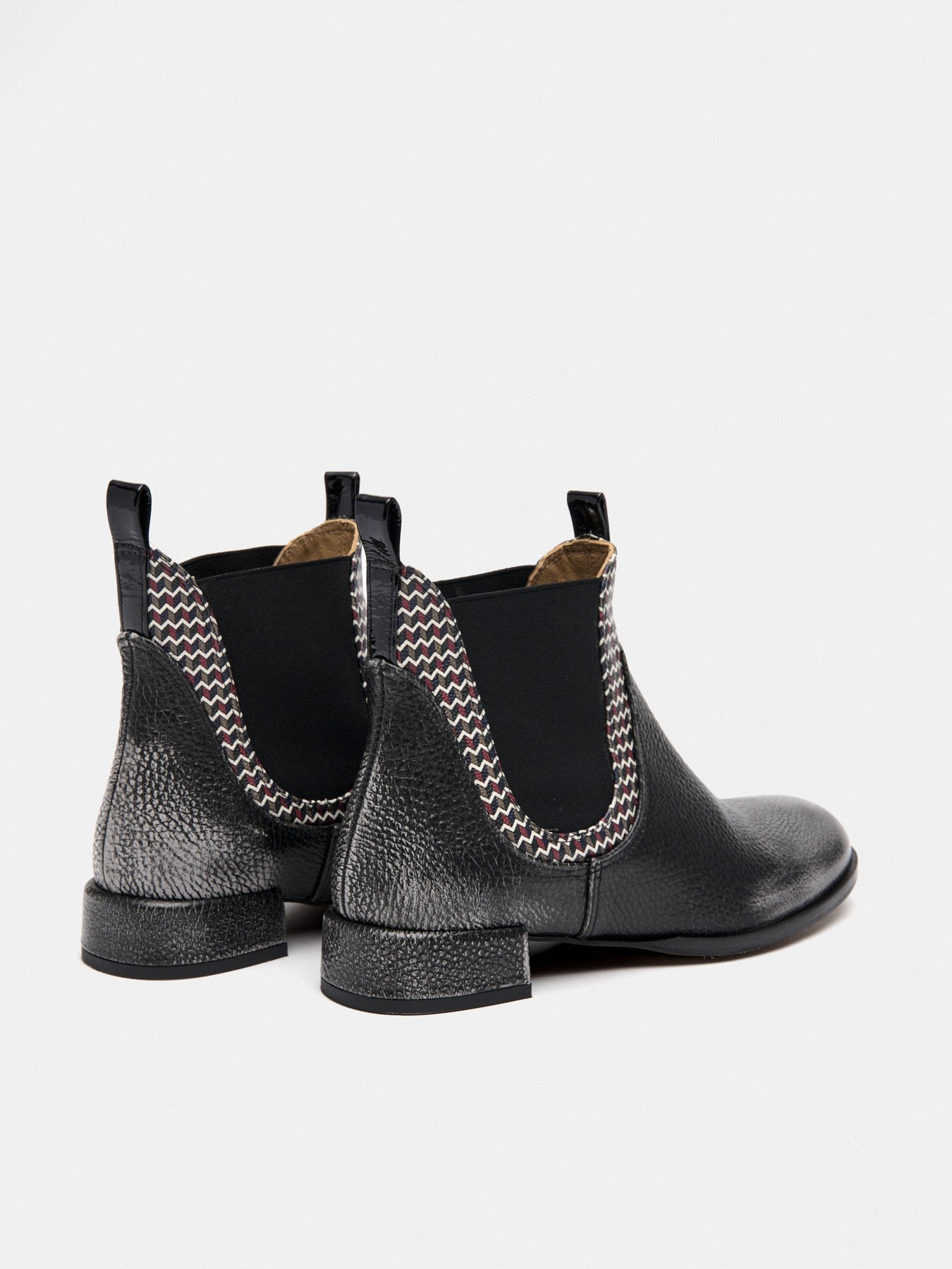 Botín de mujer en piel con tacón bajo. Majo