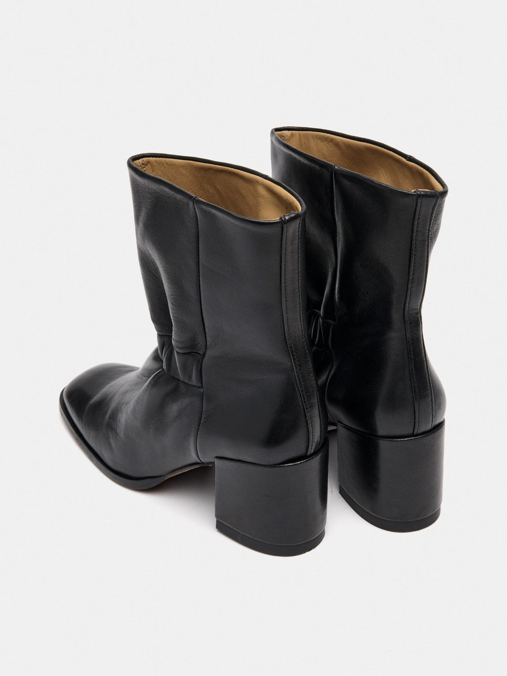 Botín de mujer en piel con tacón medio. Miho