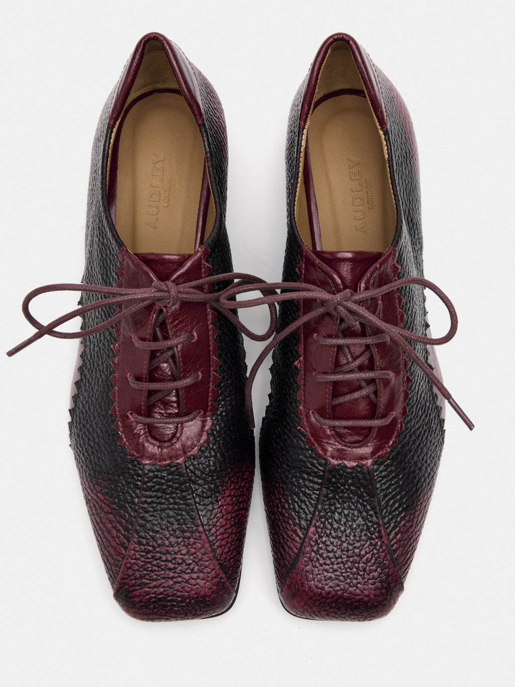 Zapato de mujer en piel con tacón bajo. Milan