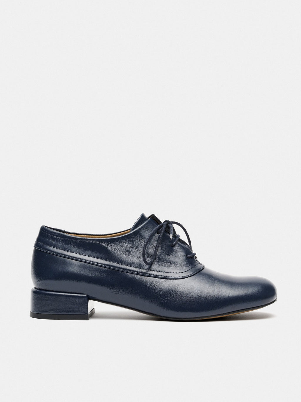 Women's leather shoe with a low heel. Mila