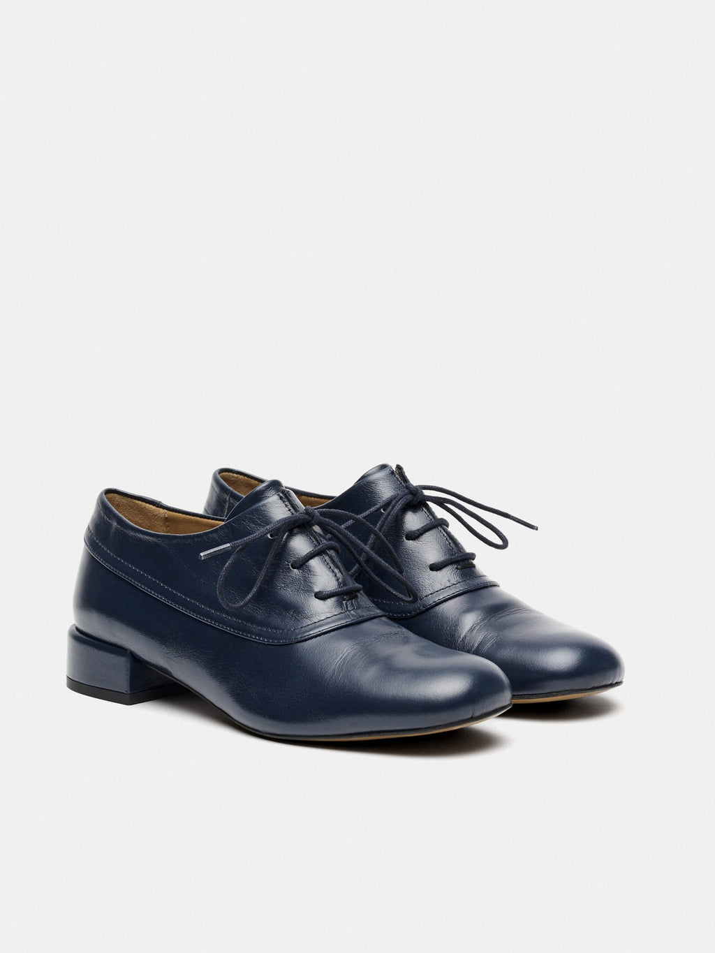 Women's leather shoe with a low heel. Mila