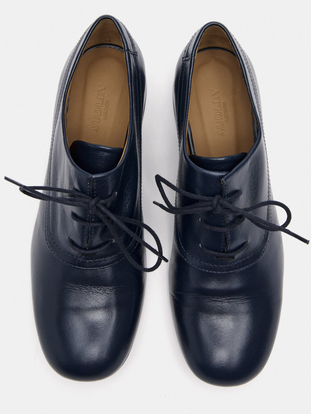 Women's leather shoe with a low heel. Mila