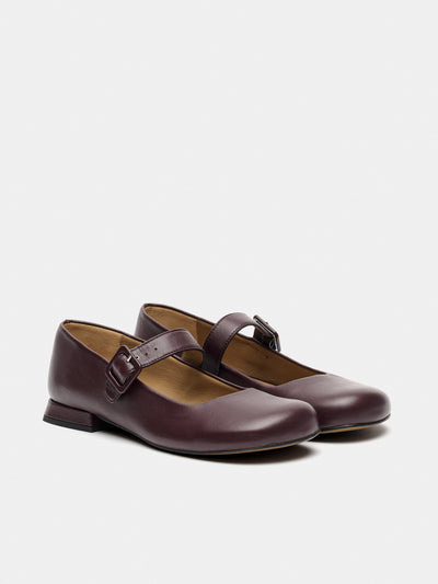 Zapato de mujer en piel con tacón bajo. Mavi