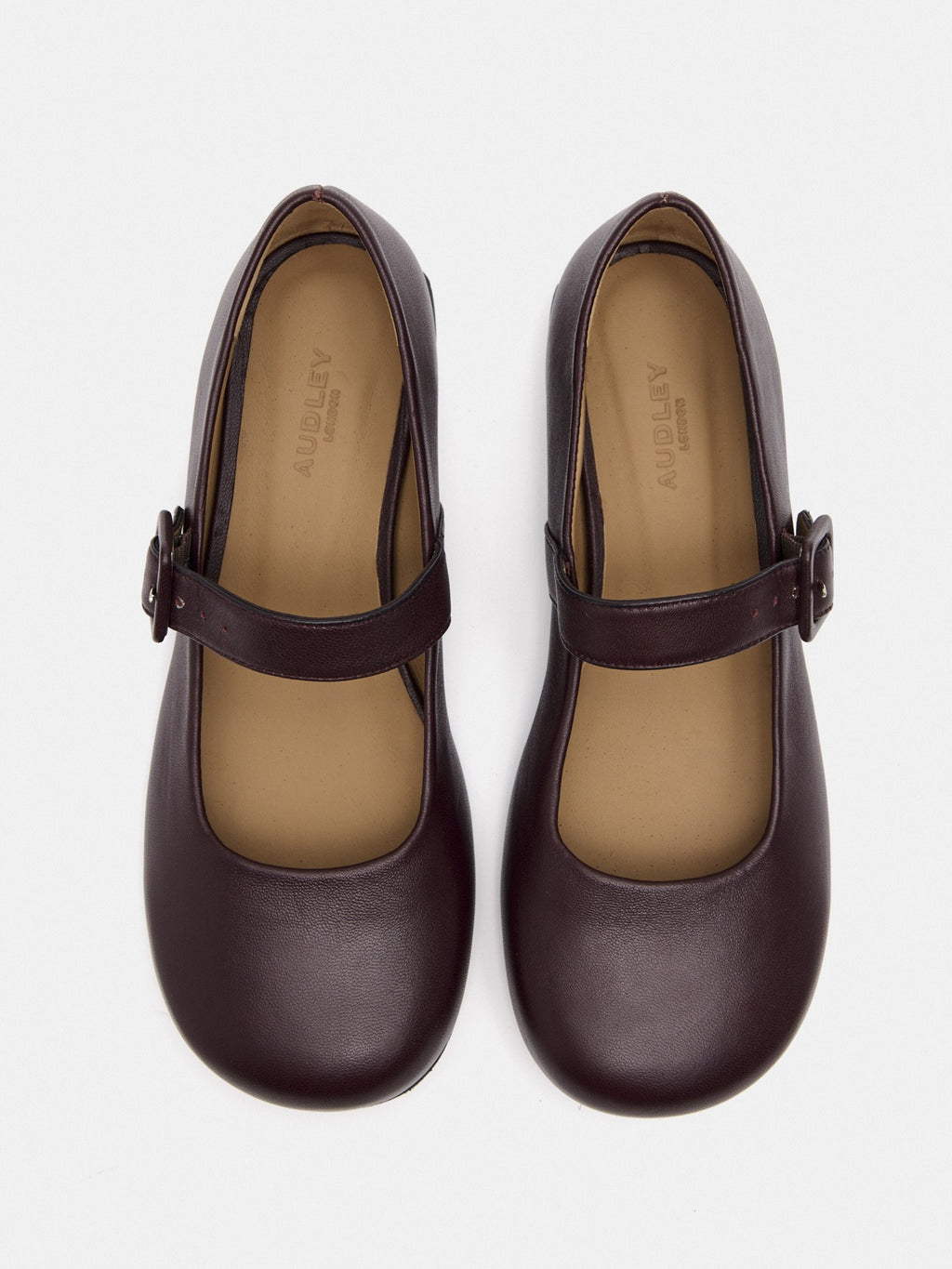 Women's leather shoe with a low heel. Mavi