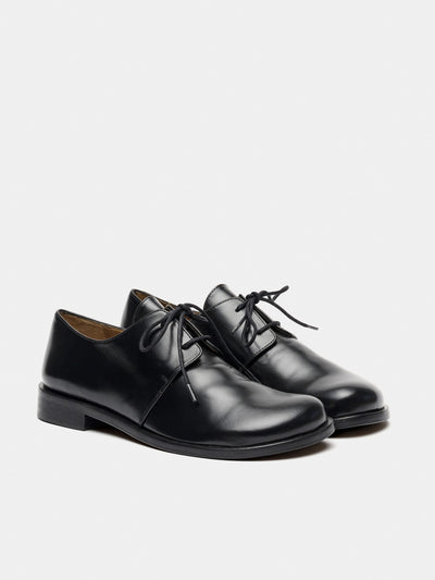 Zapato de mujer en piel con tacón bajo. Michi
