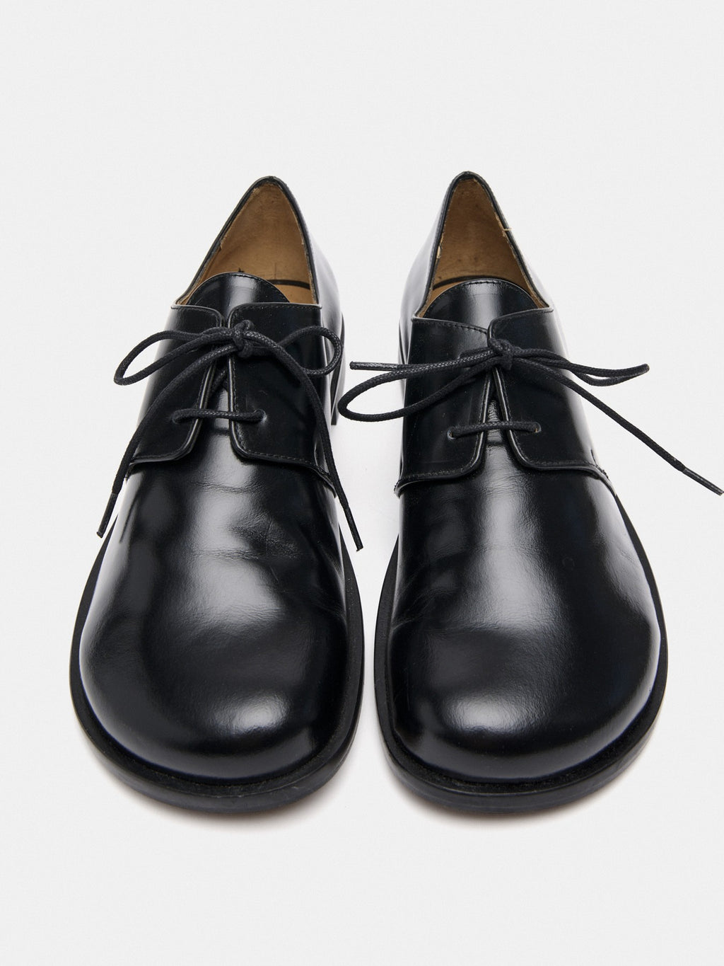 Zapato de mujer en piel con tacón bajo. Michi