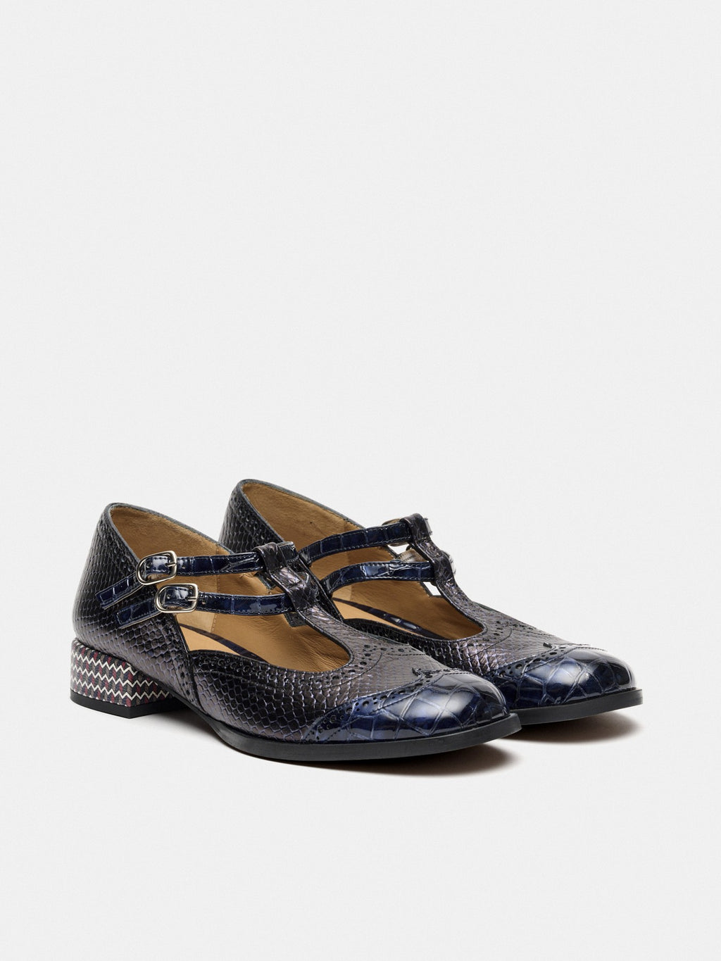 Women's leather shoe with a low heel. Mar