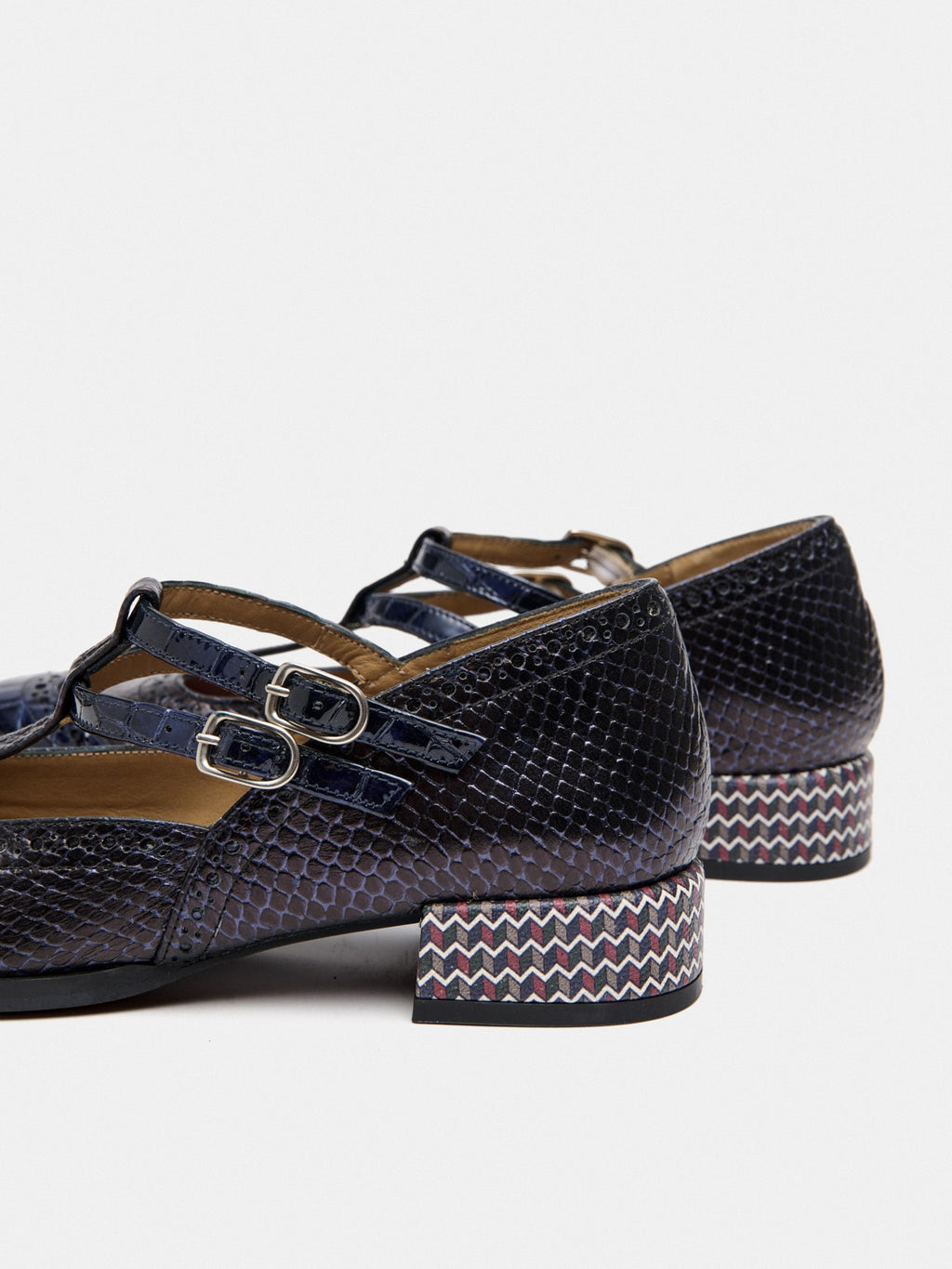 Women's leather shoe with a low heel. Mar