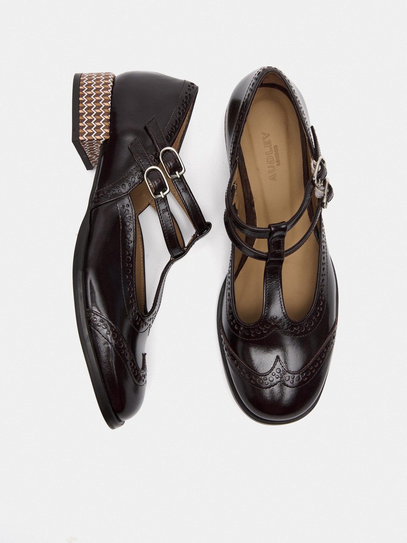 Zapato de mujer en piel con tacón bajo. Melisa